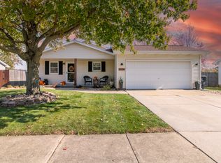 2704 Rocksbury Dr, Bloomington, IL 61705