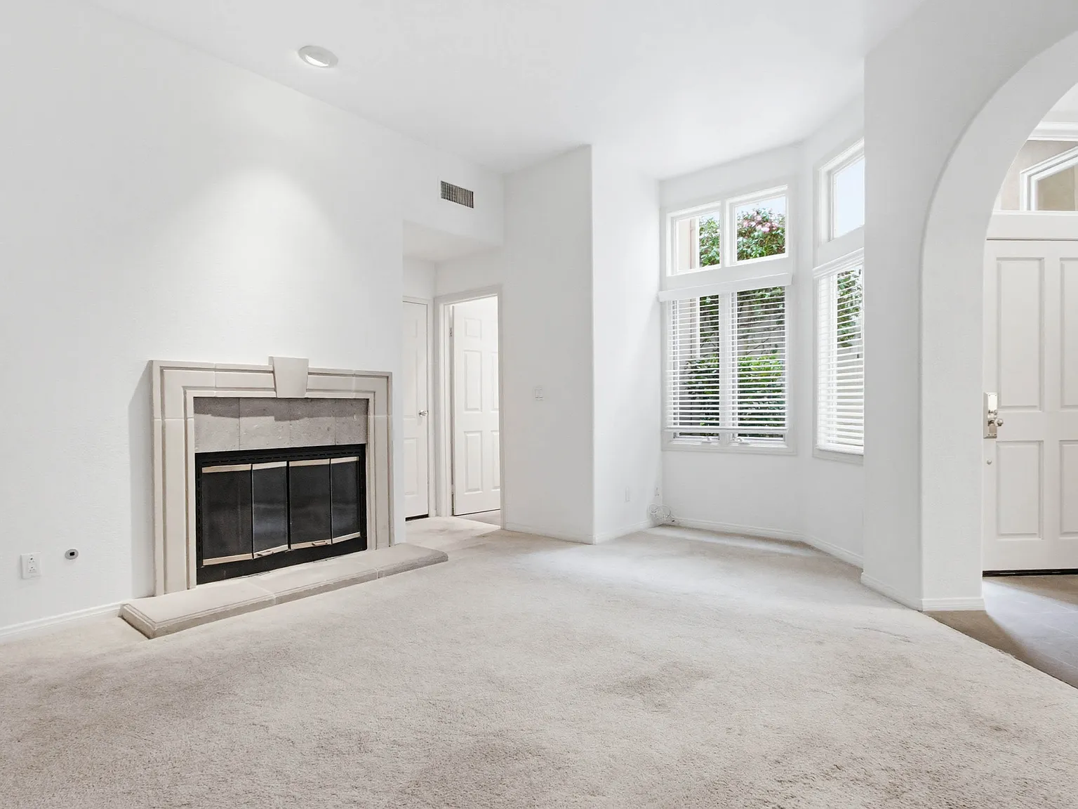 3 bed, 2.5 bath, 2706 sqft, $6,000 — Photo 4