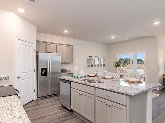 4th image of 369 Glade Ct.