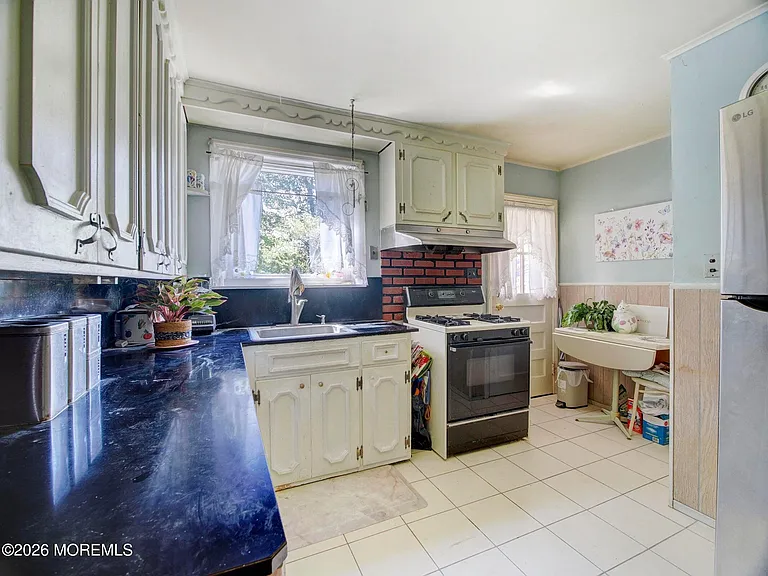 224 Chatham Ave — Photo 14
