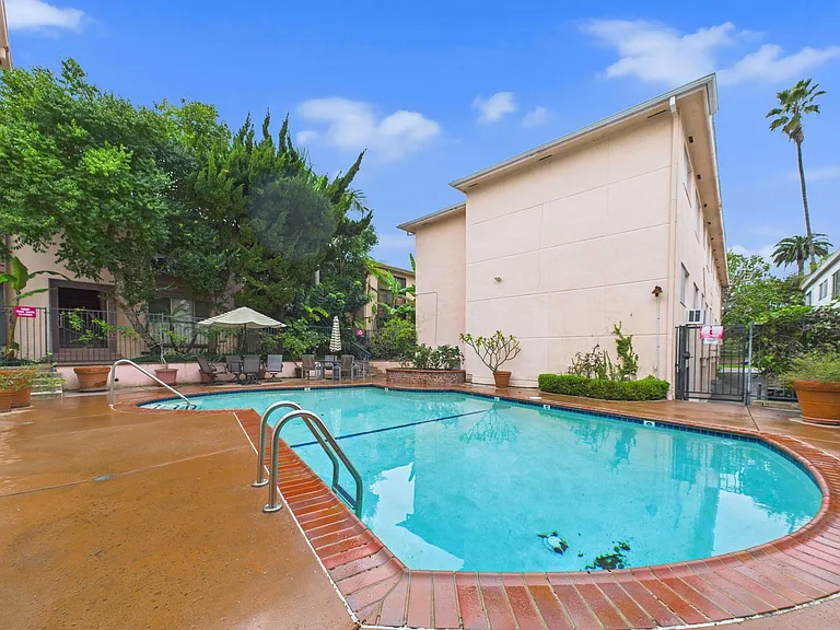 The Biarritz Apartments — Photo 19