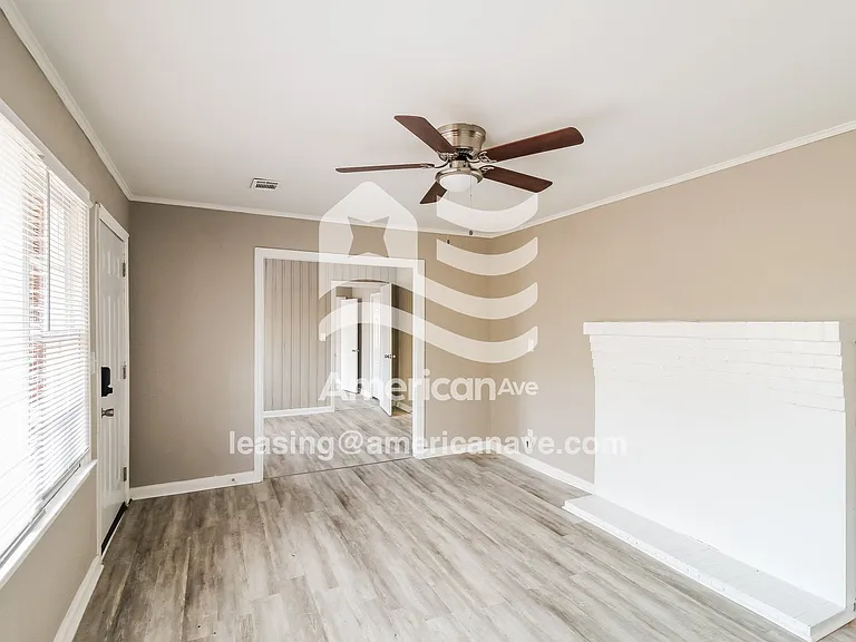1572418_002_wm_-_living_room_13524771.jpg