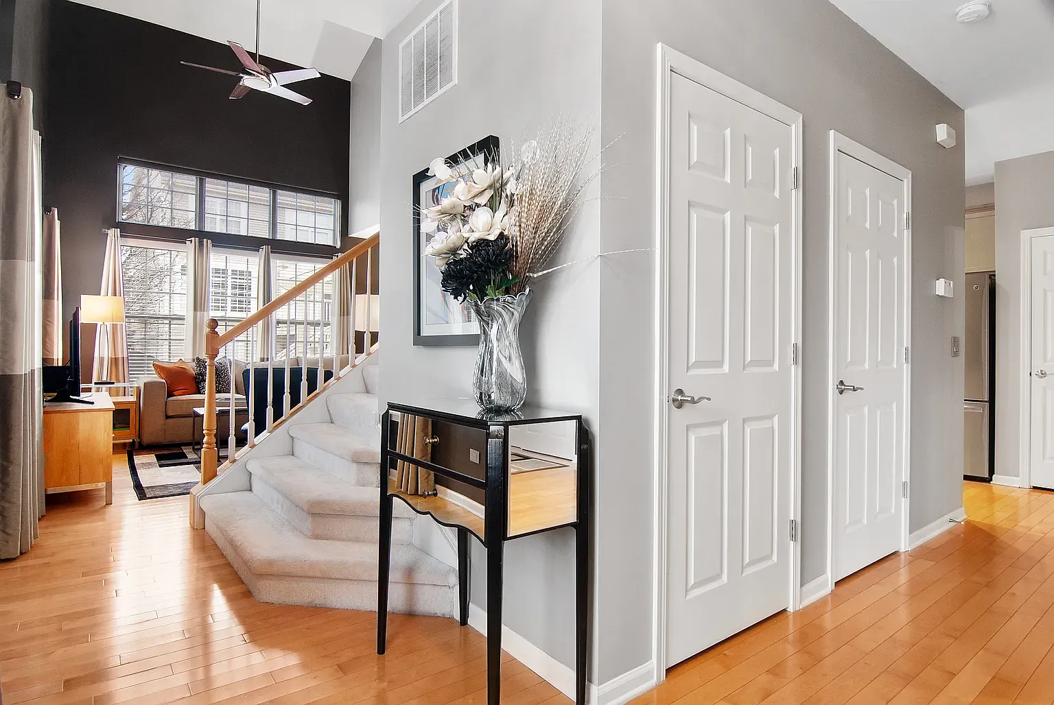 423 Vaughn Cir — Photo 2