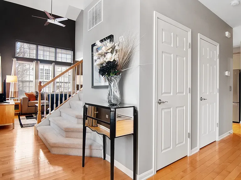 423 Vaughn Cir — Photo 2