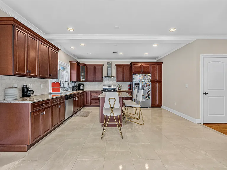 809 Edgewood Ln — Photo 11