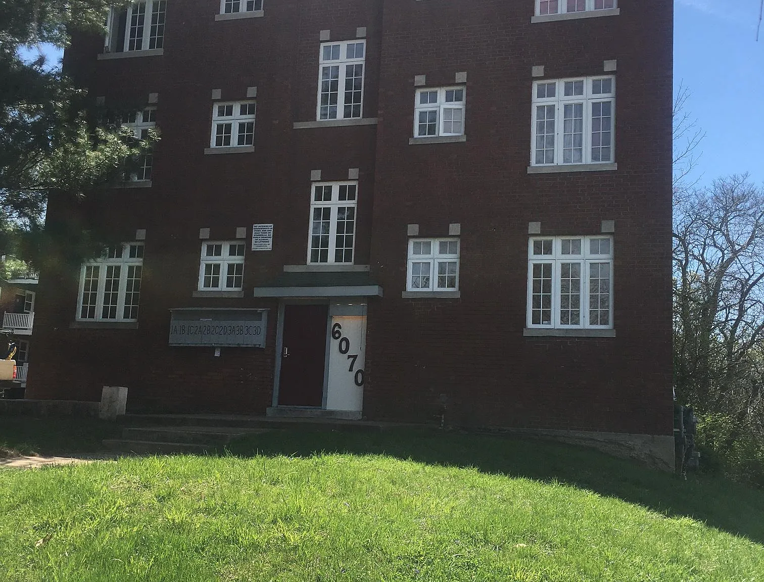 6070 Cates Ave — Photo 4