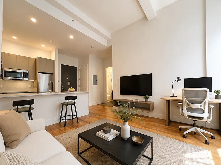 321 W 37th St #PENTHOUSE — Photo 3