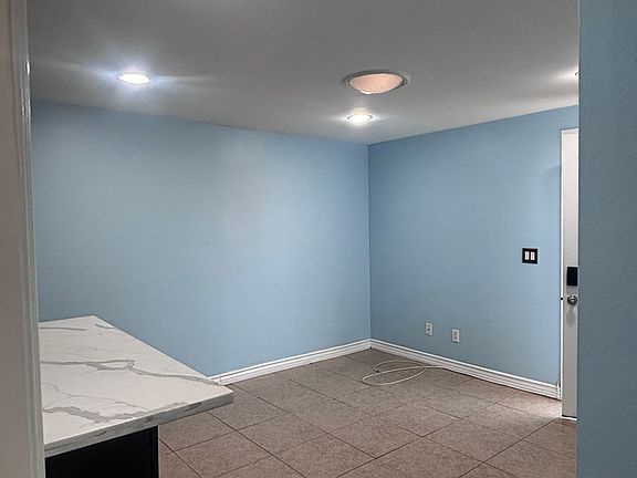 3rd image of 10916 Laurel Ave #1/2