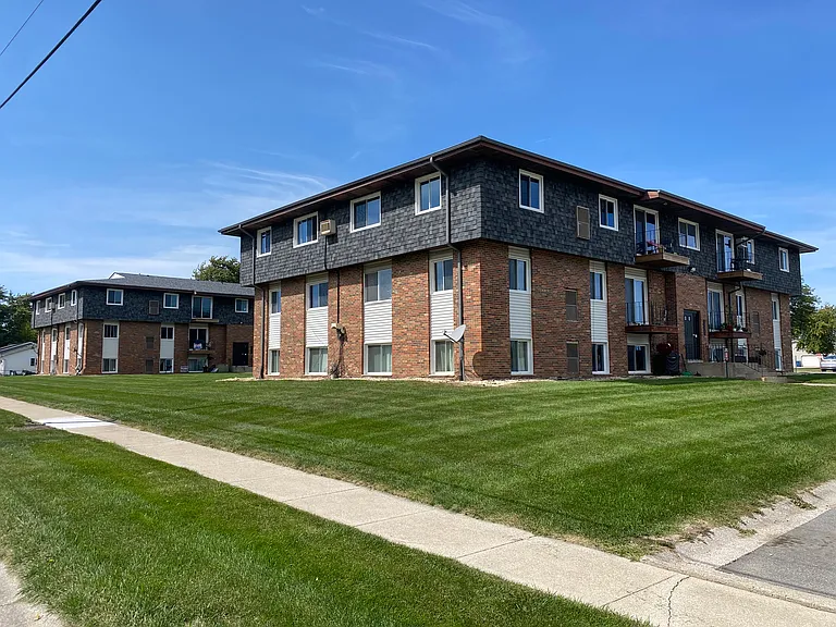 Crestwood Apartments — Photo 10