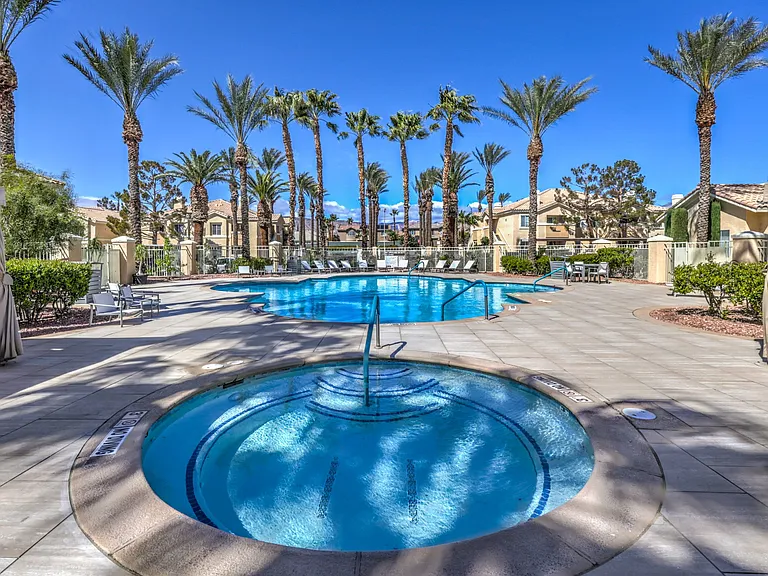 La Villa Estates Apartments — Photo 14