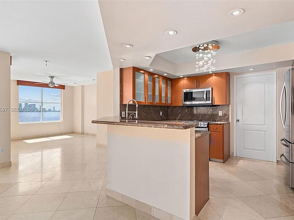 4th image of 1900 Sunset Harbour Dr Suite 1008