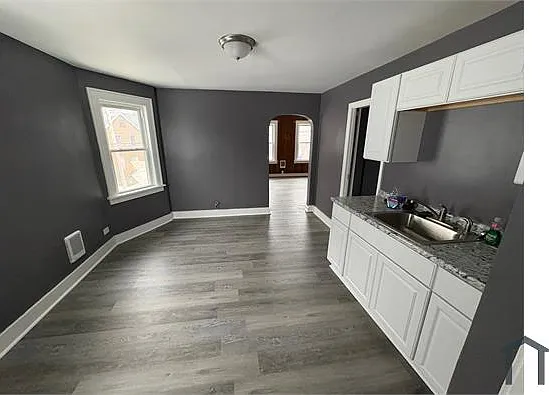 1373 E 53rd St #UPPER — Photo 4