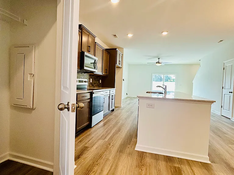 7121 Fisk Dr NE — Photo 31