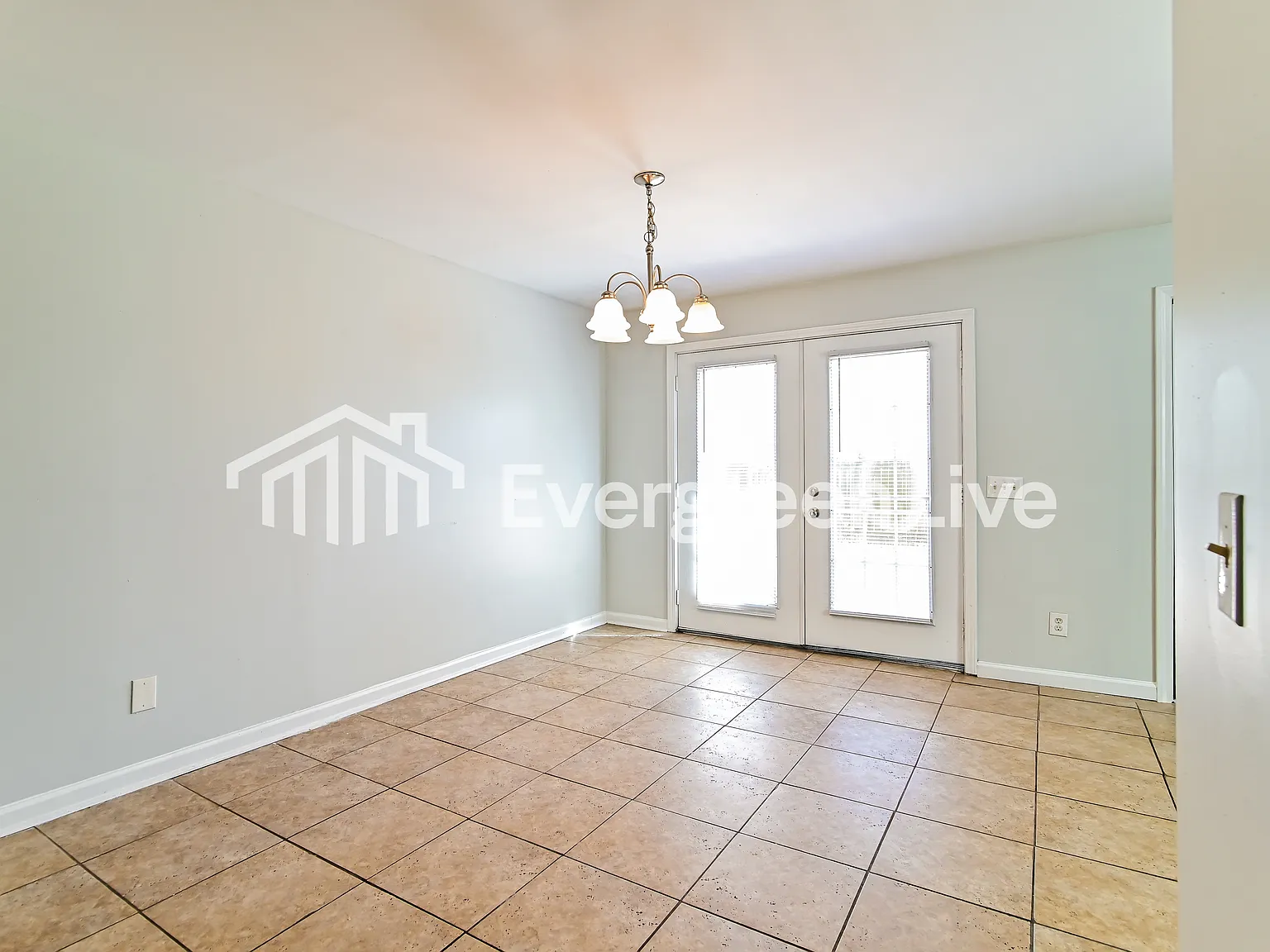 3 bed, 2.0 bath, 1350 sqft, $1,595 — Photo 4