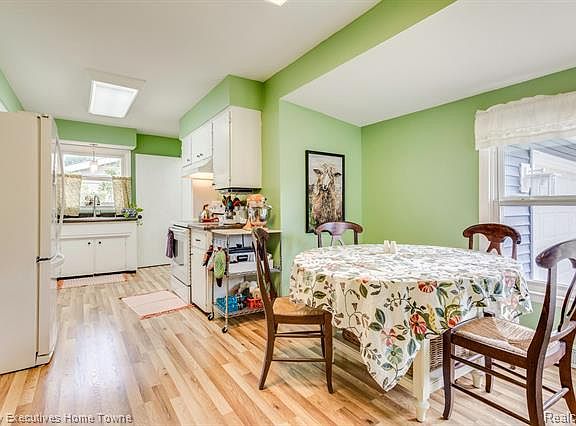 3rd image of 3031 W Woodland Dr