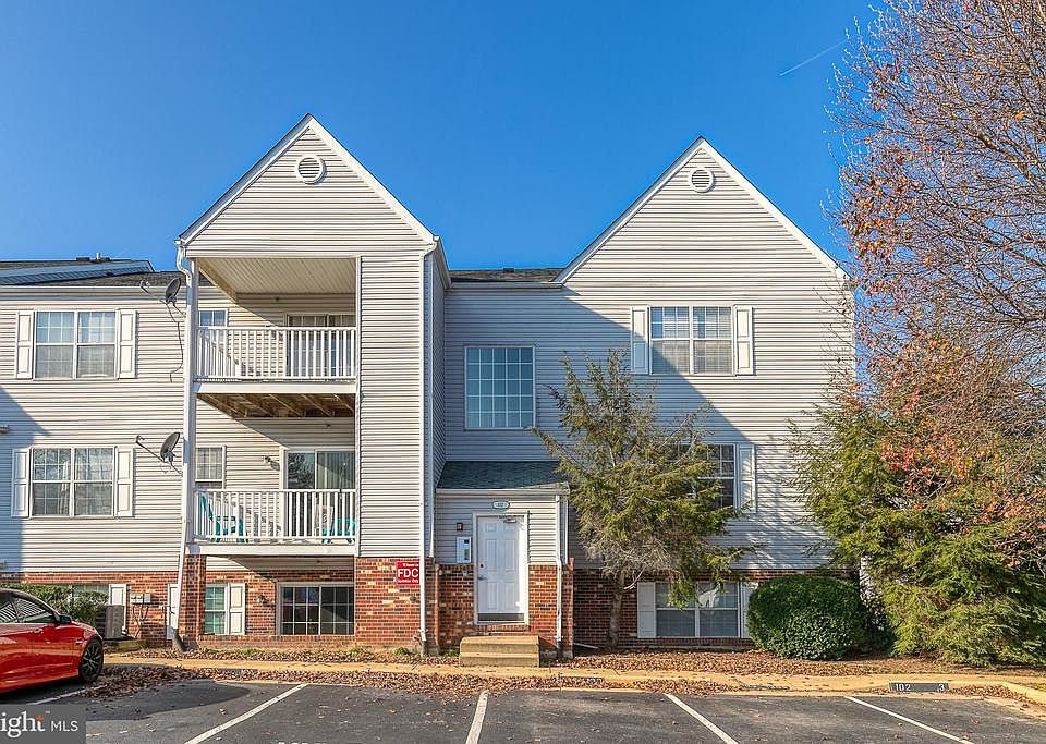 Welcome home to 102 Grosvenor Lane #102