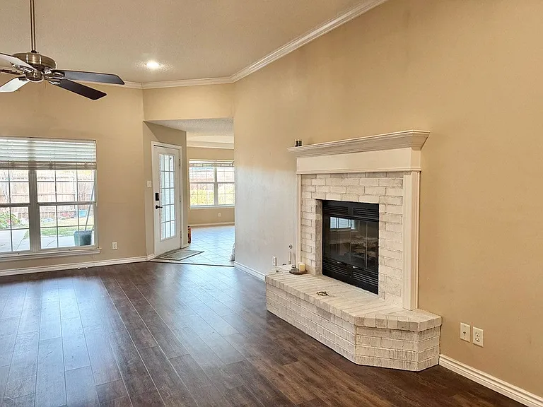 3537 Grandview Dr — Photo 2