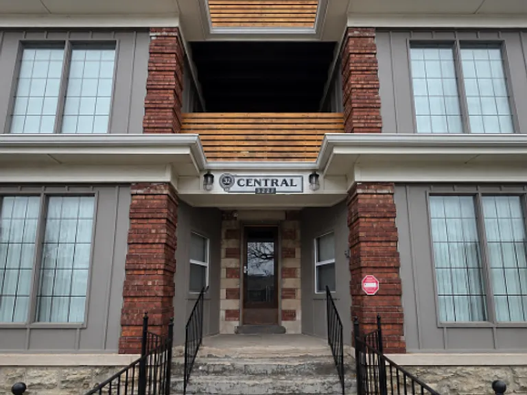3227 Central St — Photo 2