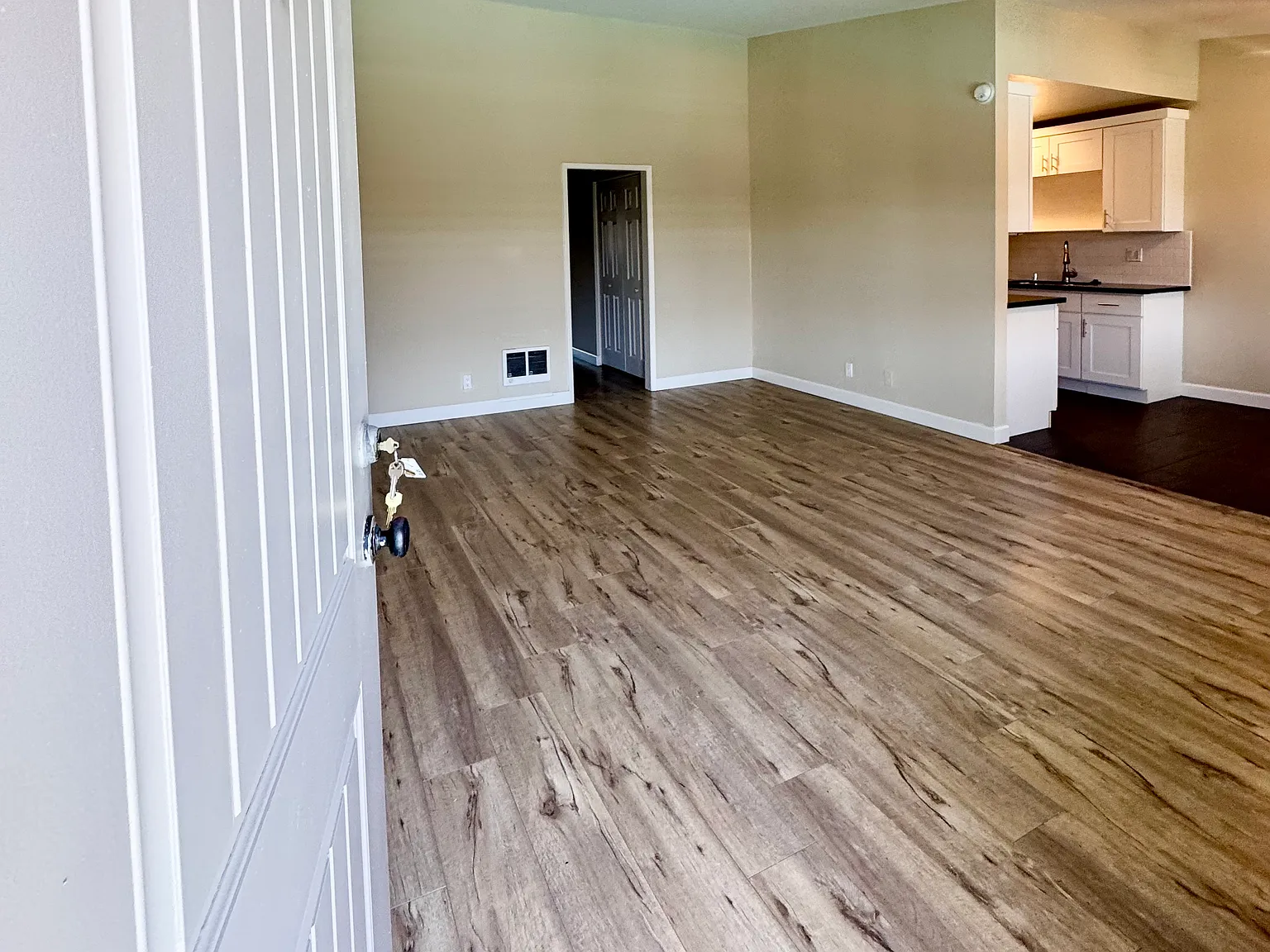 San Remo Apartments — Photo 4