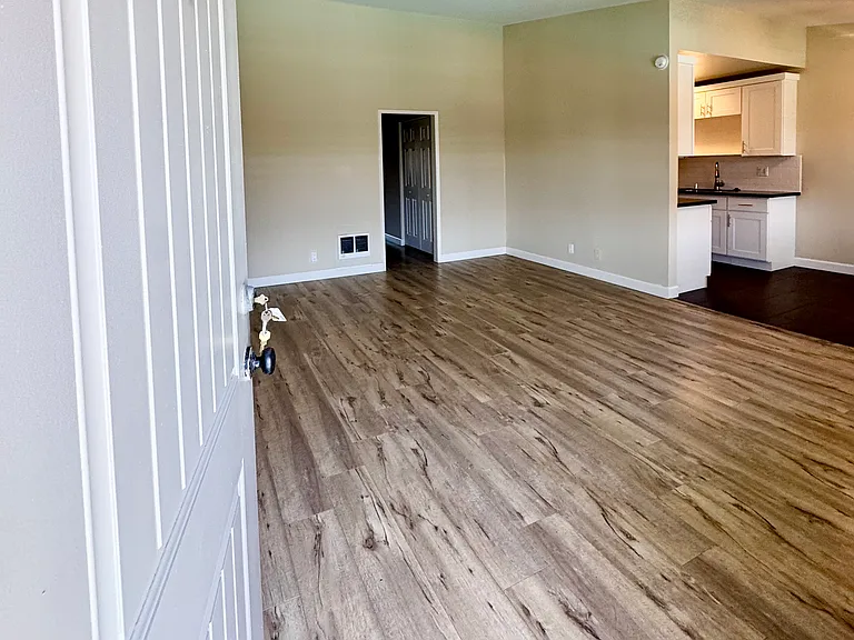 San Remo Apartments — Photo 4