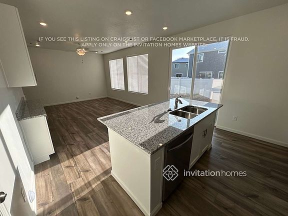 5th image of 328 N Broadway Dr