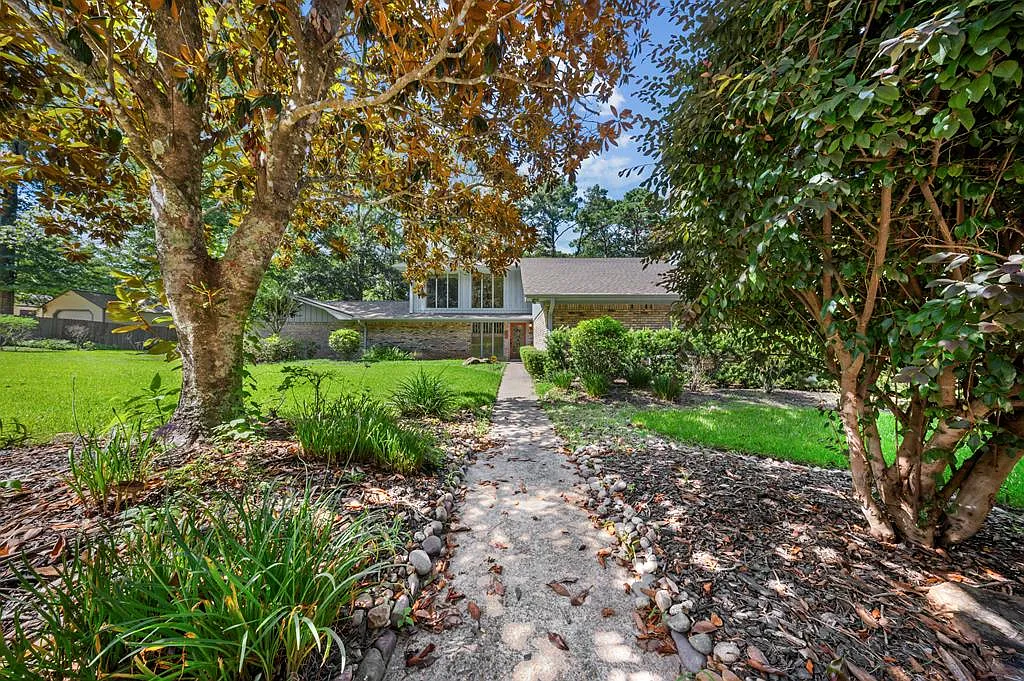 4 bed, 2.5 bath, 4135 sqft, $2,500 — Photo 1