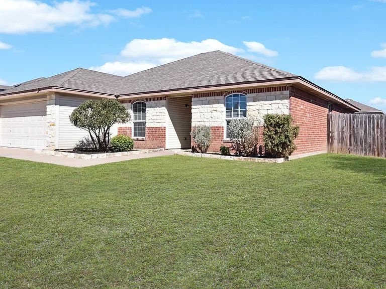 403 Constellation Dr — Photo 2