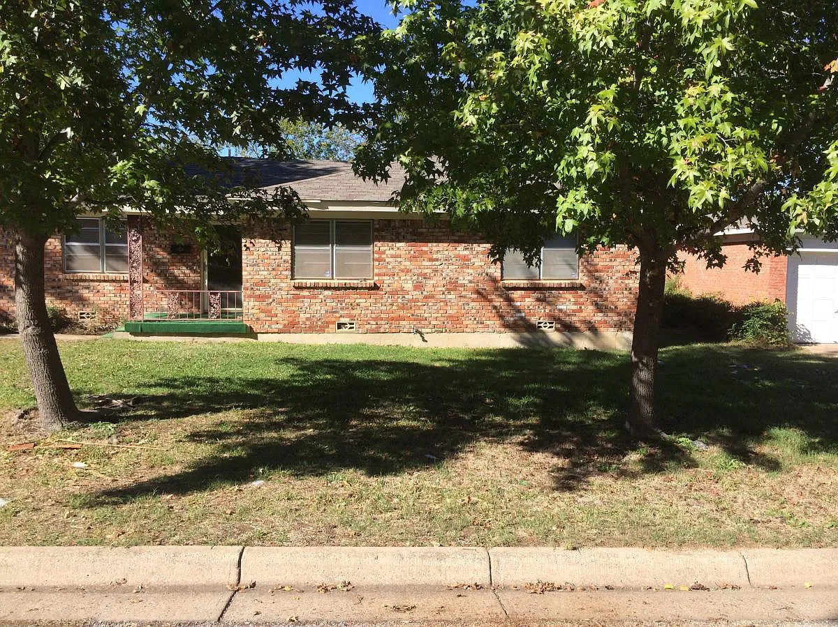 3 bed, 1400 sqft, $1,875 — Photo 1