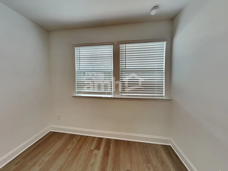 1128 Livengood Way — Photo 5