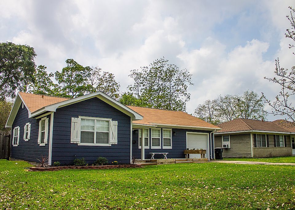 2nd image of 2849 Rose Ln