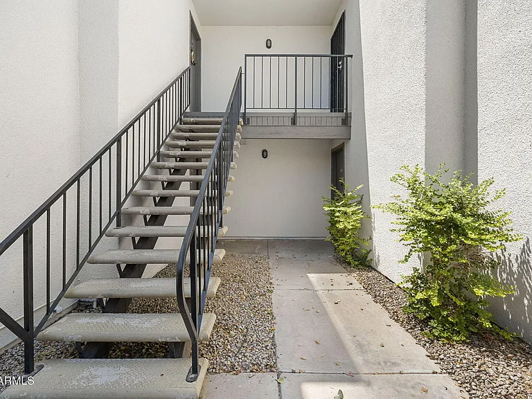 740 W Elm St #207 — Photo 2