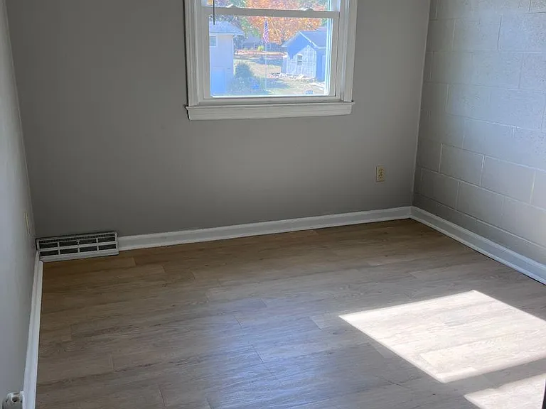 2100 W Bremer Ave — Photo 4
