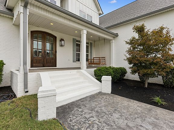 4th image of 809 Stone Brook Dr