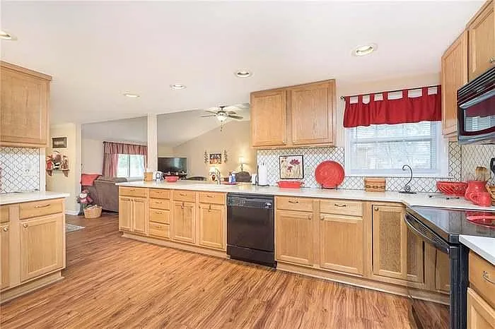 4 bed, 2.5 bath, 2436 sqft, $2,500 — Photo 3