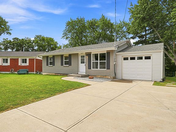 3rd image of 3373 Pine Tree Ln