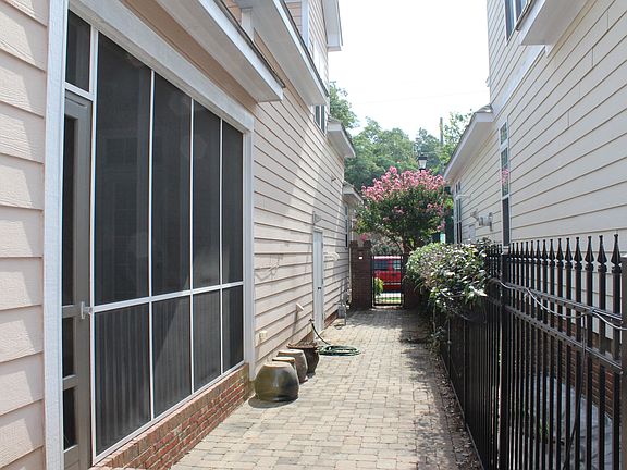 Side courtyard/porch