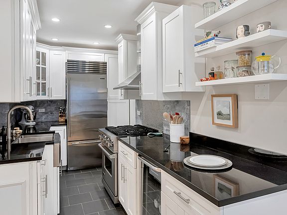 5th image of 310 W 72nd St #11
