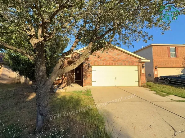 10009 Iron Ridge Dr, Fort Worth, TX 76140
