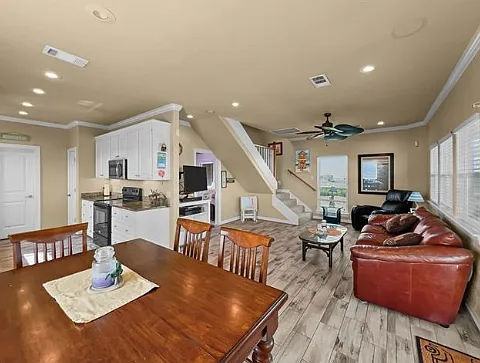 1219 Front Ave - 1 — Photo 3