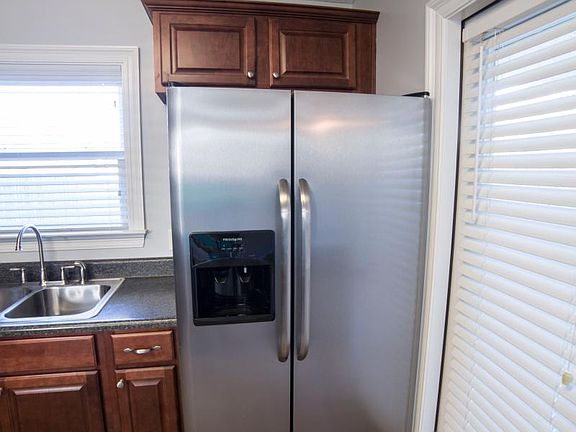 Fridge with ice maker