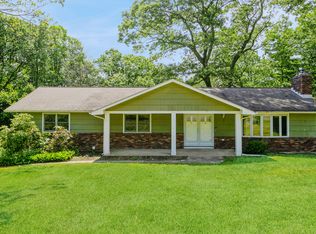 29 Greenbrier Rd, Trumbull, CT 06611