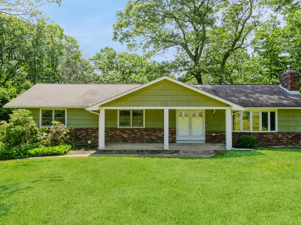 29 Greenbrier Road, Trumbull, CT 06611