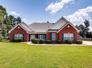 132 Natures Pointe Dr, Hampton, GA 30228