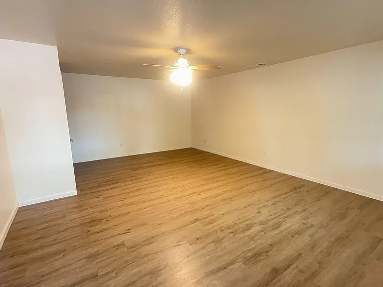 784 E J St — Photo 10