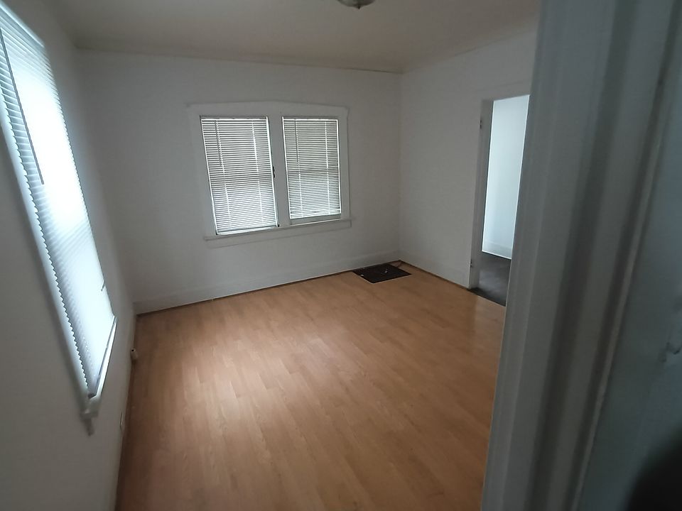 2nd image of 2010 N Ellis St