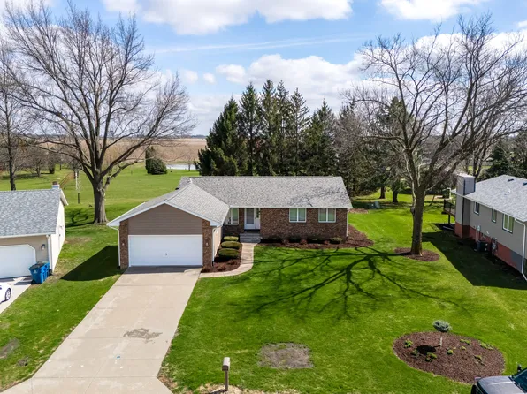 309 E Brownlie Ln, Long Grove, IA 52756