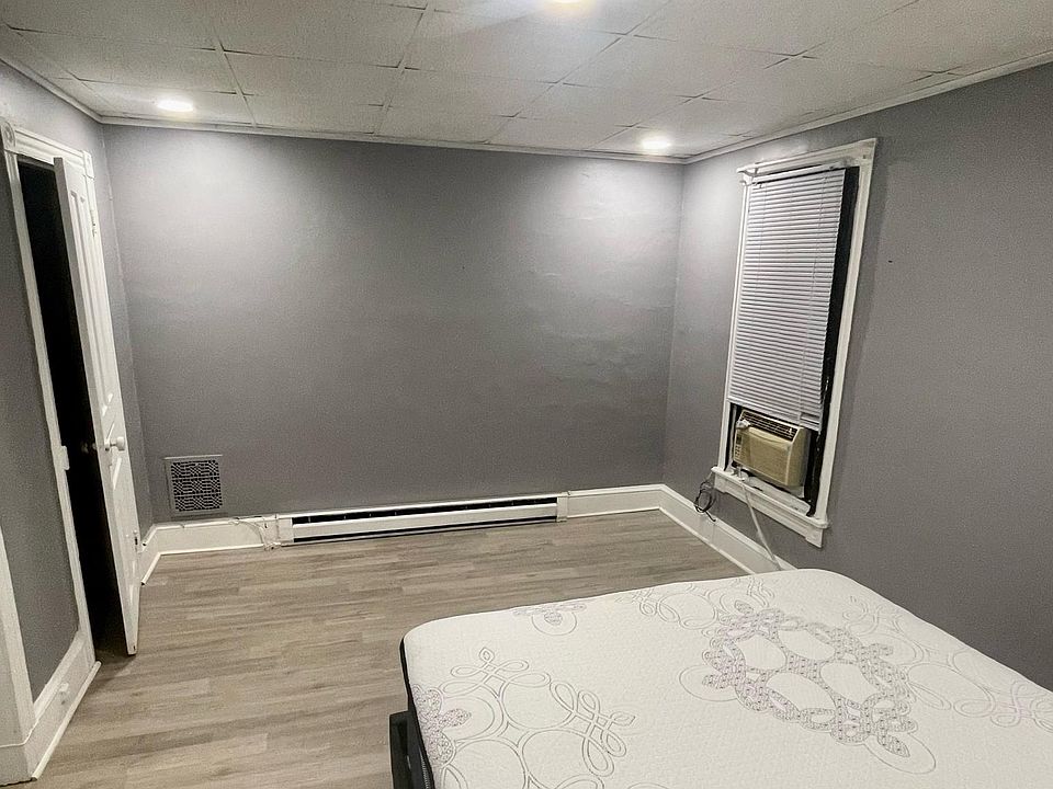 2nd image of 616 Moss St #3