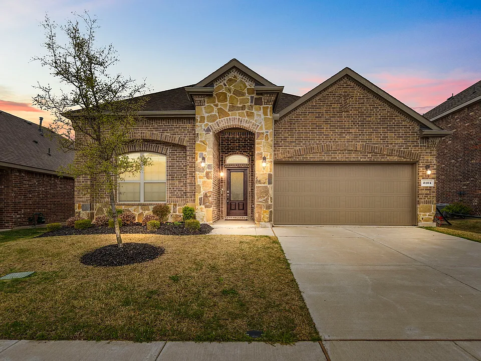 2104 Lake Cliff Dr