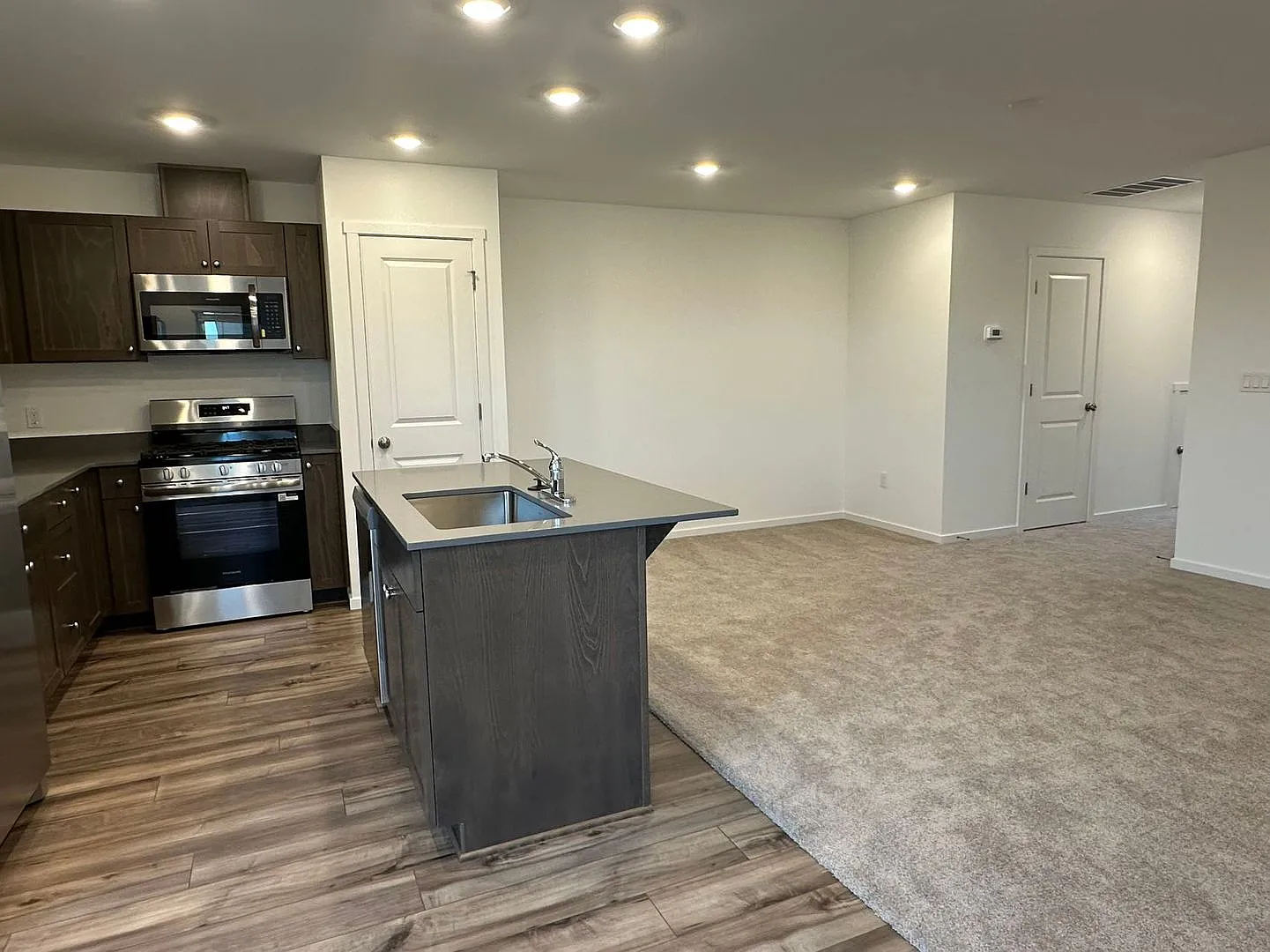 brand new duplex Modern Design & Attached Garage — Photo 4