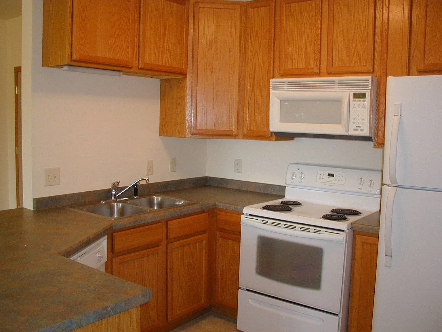 2 bed, 1.0 bath, 1225 sqft, $1,550 — Photo 2